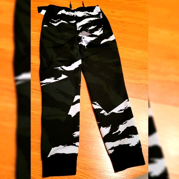 Boys' Jordan Jumpman Air Fleece Camo Pants - Picture 2 of 10